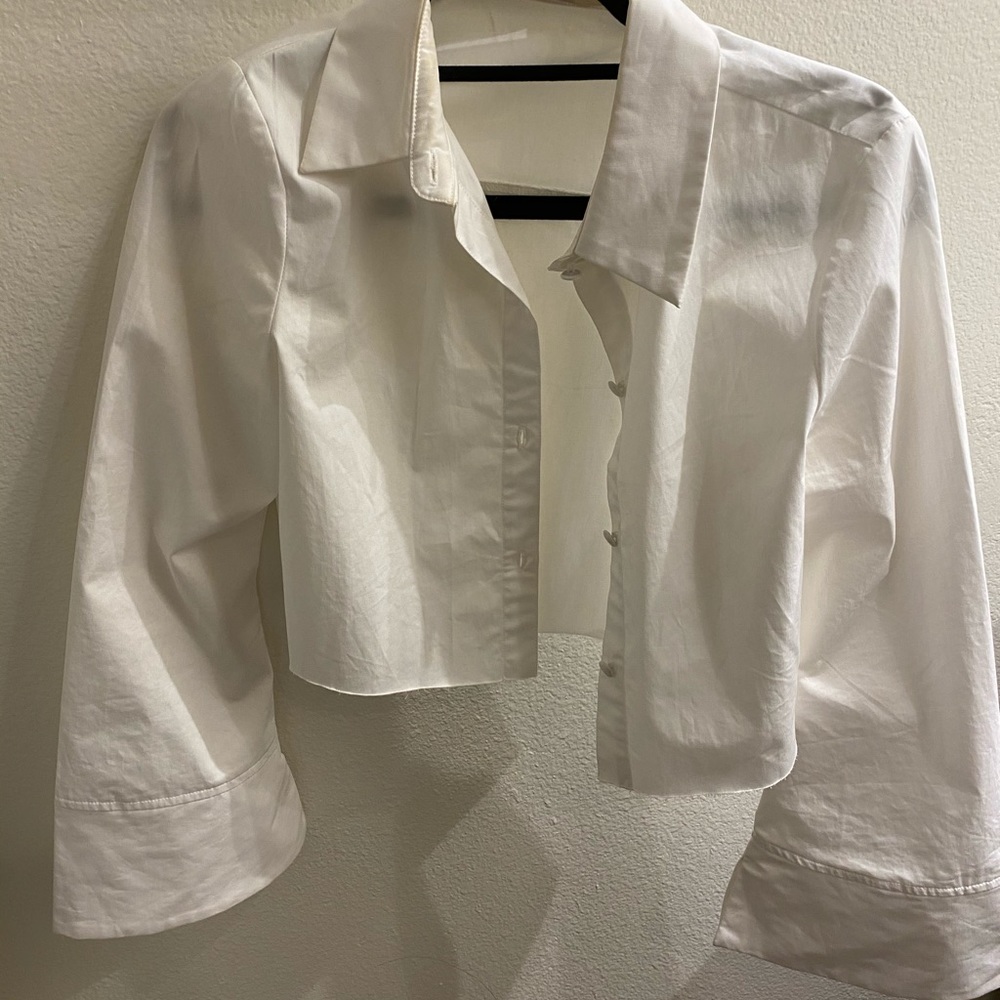 White crop shirt with exaggerated sleeves